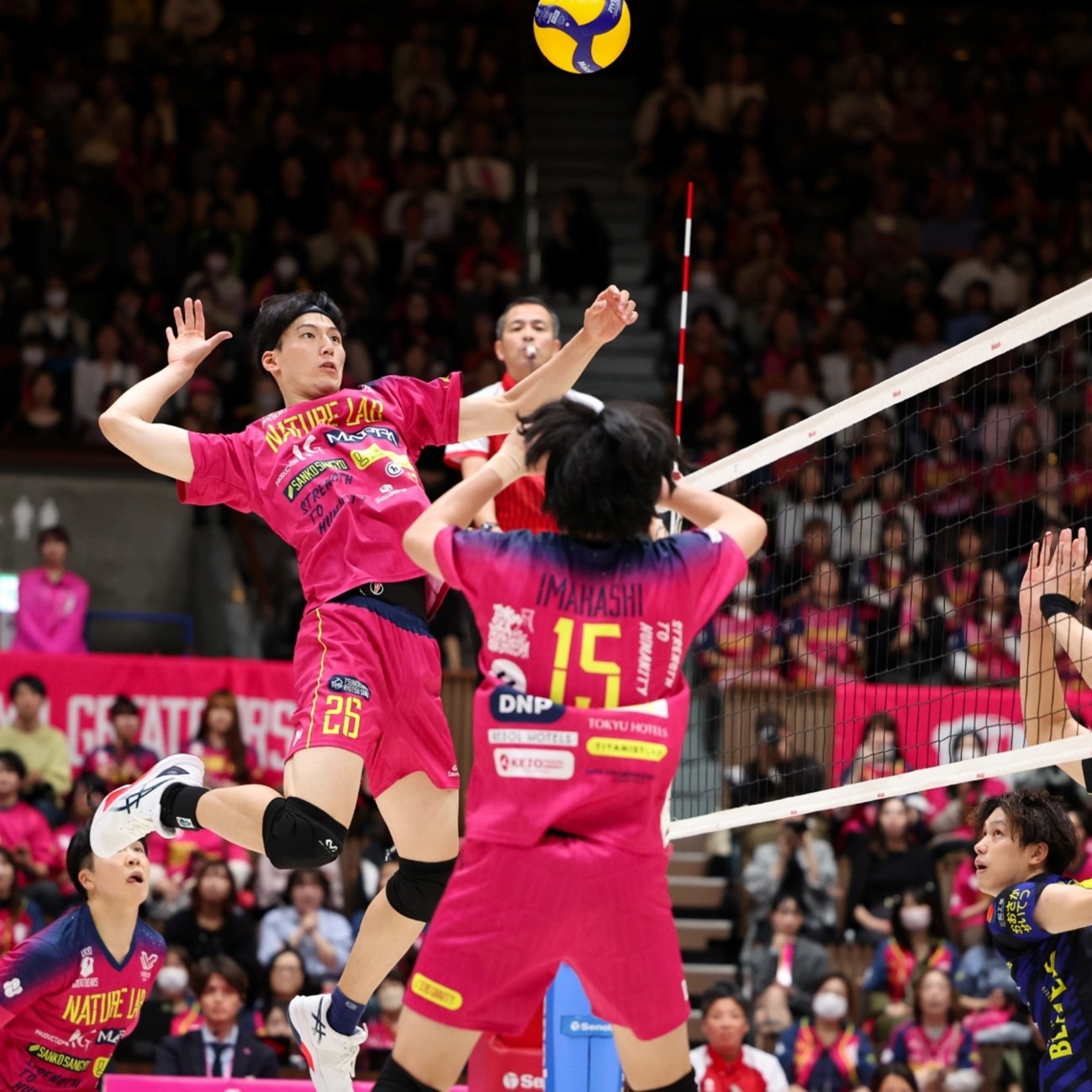 图片报：法兰克福队医私下为对手球员治疗，已被俱乐部开除